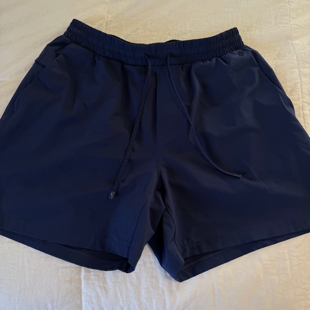 Lululemon Men’s navy athletic shorts size small 15 in